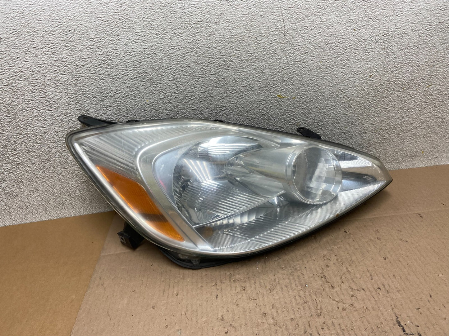 2004-2005 Toyota Sienna Right Passenger Halogen Headlight OEM Z6101 DW0