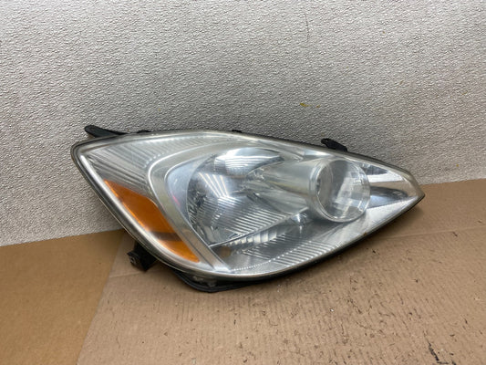 2004-2005 Toyota Sienna Right Passenger Halogen Headlight OEM Z6101 DW0