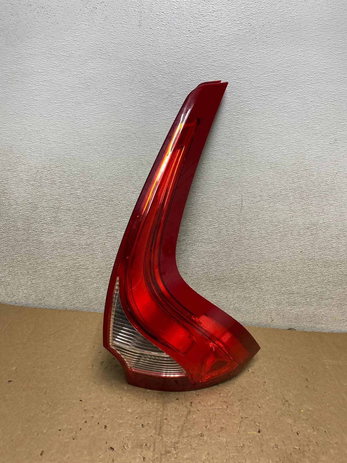 2009 to 2011 Volvo XC60 Right Passenger RH Tail Light Oem V0316 DW0
