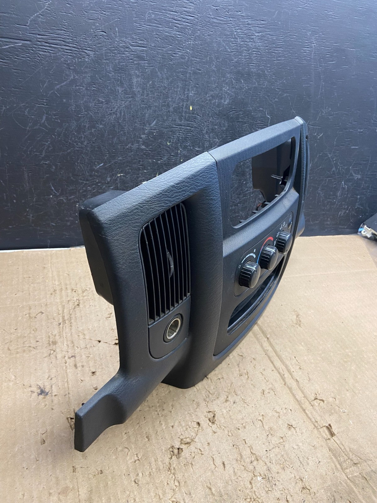 2002 to 2005 Dodge Ram Radio Climate Control Dash Air Vent Bezel Trim AE2073 DG1