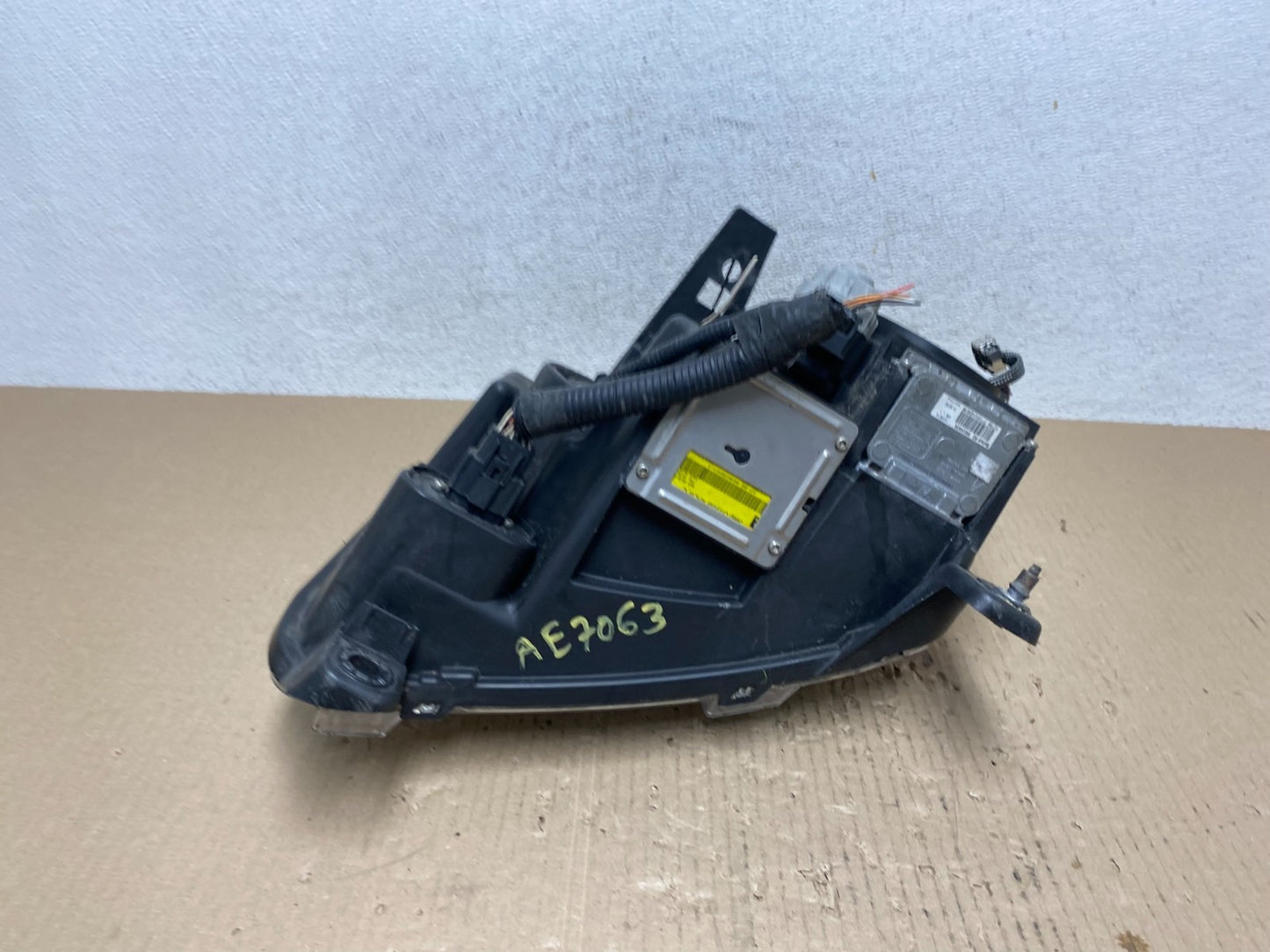 2011-2013 Jeep Grand Cherokee Right Passenger Xenon Headlight AE7063 DW7