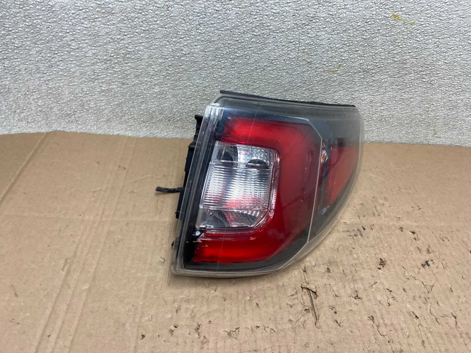 2013 to 2016 GMC Acadia Right Passenger RH Side Tail Light Y0189 DW2