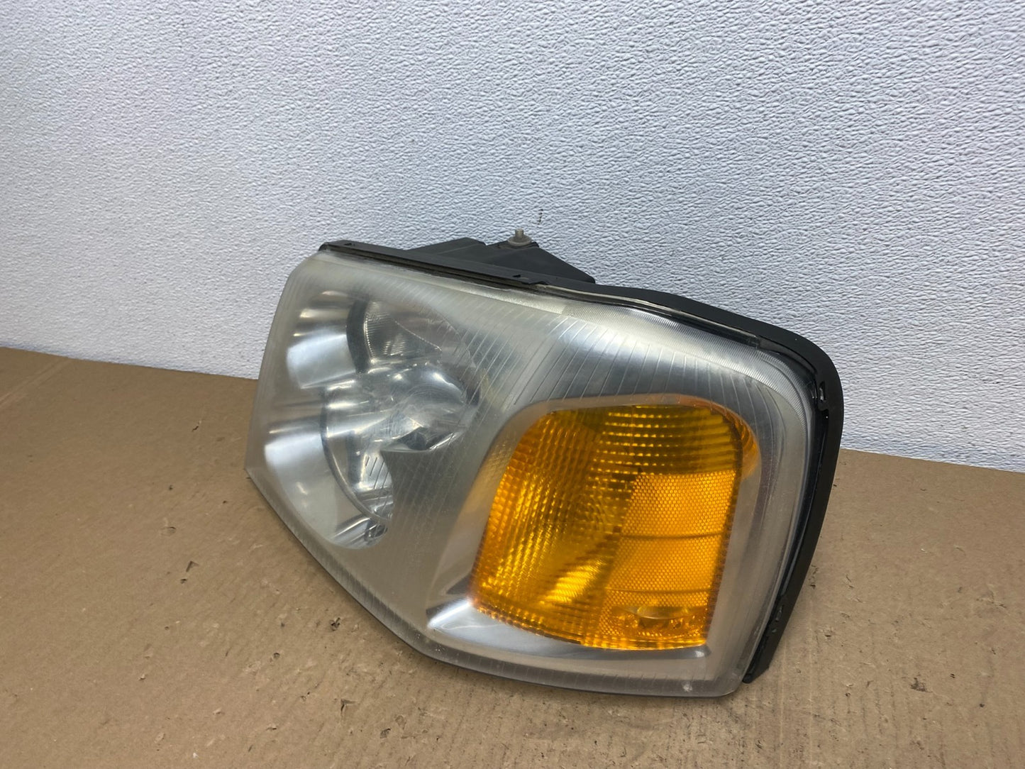 2002 to 2009 Gmc Envoy Left Driver Lh Side Headlight Halogen Oem AB6656 DW1