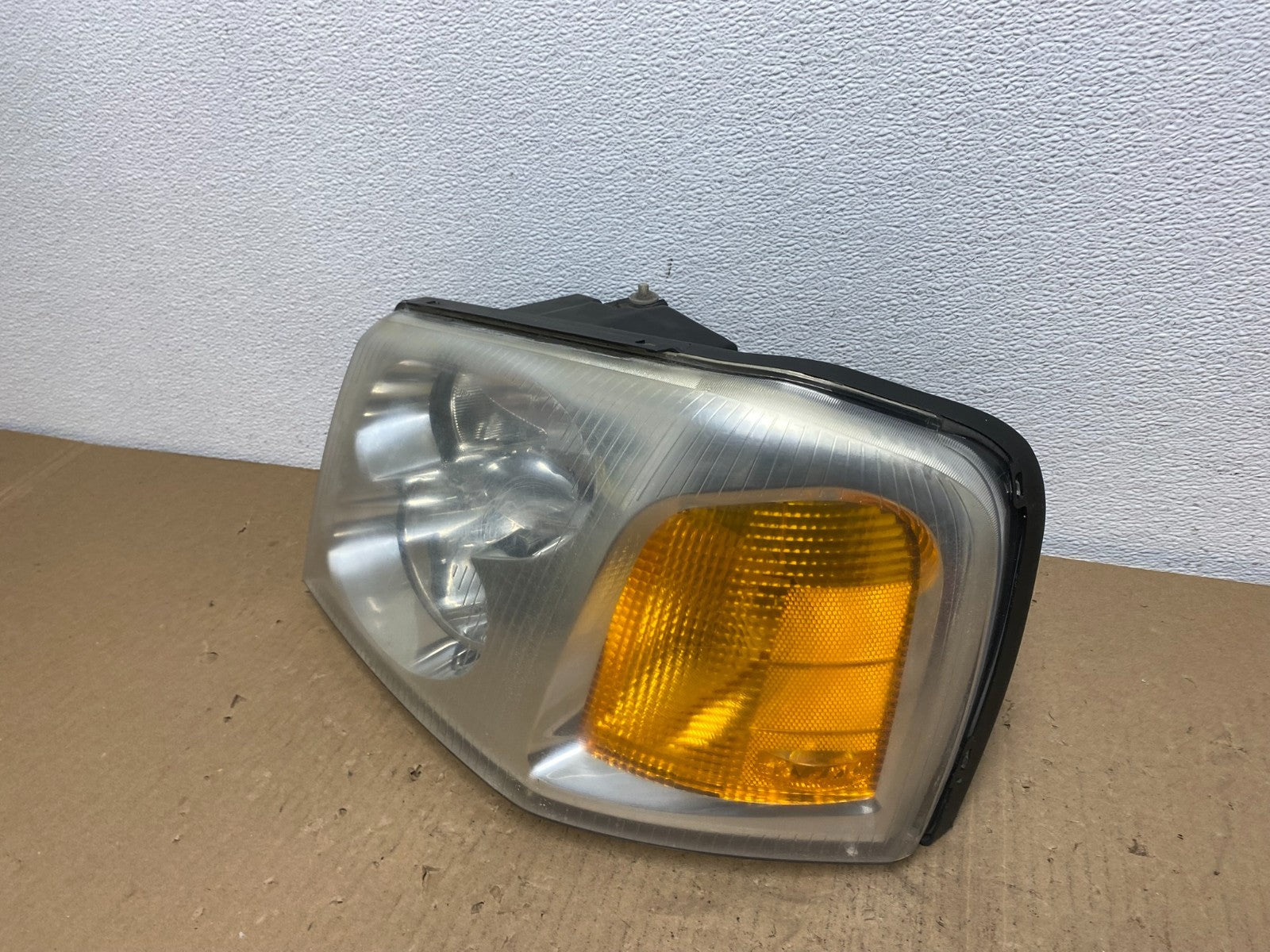 2002 to 2009 Gmc Envoy Left Driver Lh Side Headlight Halogen Oem AB6656 DW1