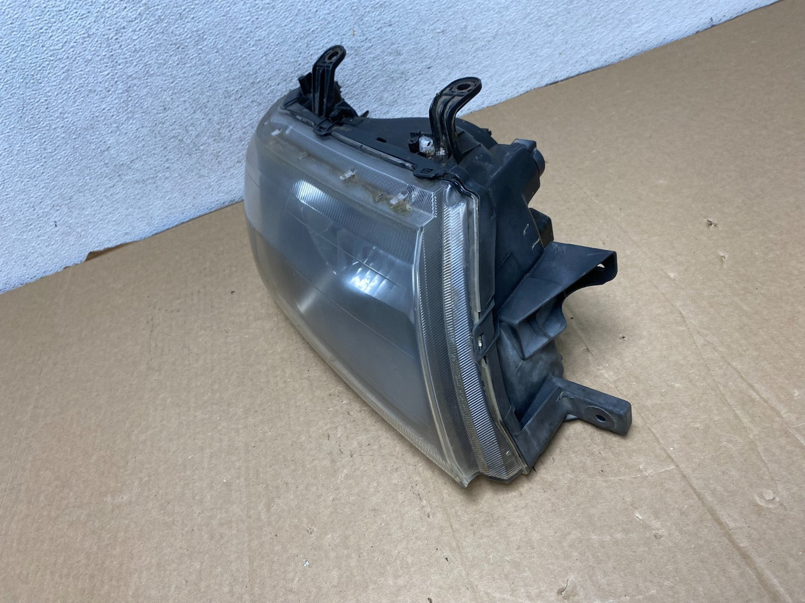 2000 - 2006 Mitsubishi Montero Right Passenger Side Headlight Halogen AG2004 DW1