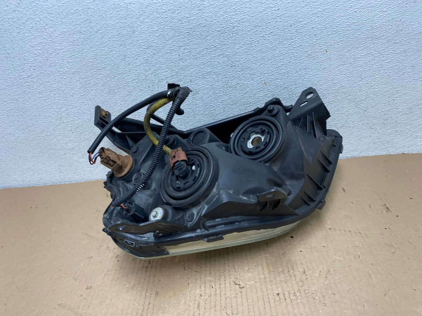 2005 to 2007 Ford Five Hundred Halogen Right Passenger Side Headlight AF3156 LK6