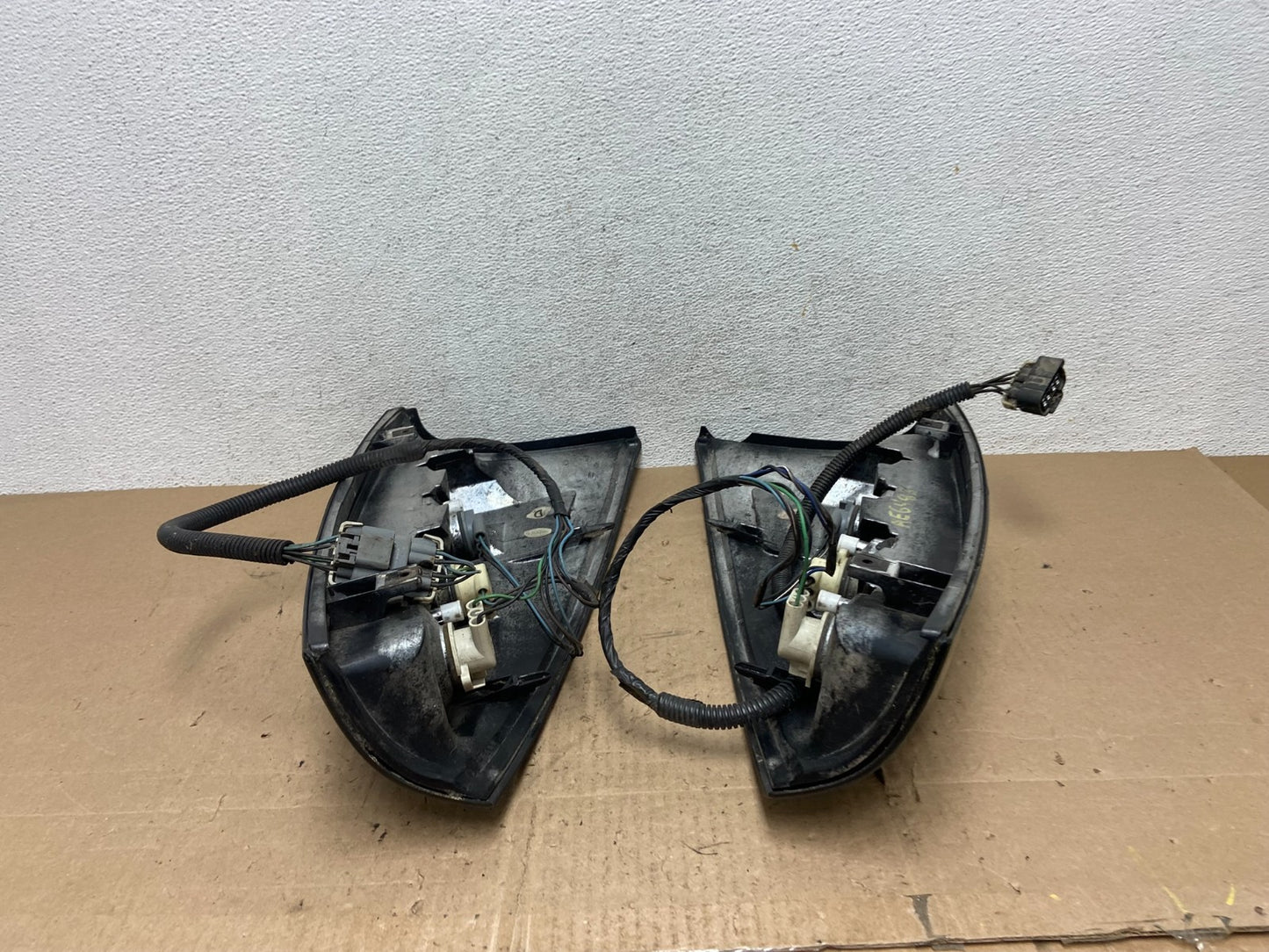 2002 to 2006 Chevrolet Avalanche Left+Right Set Tail Lights ae6488 DG7