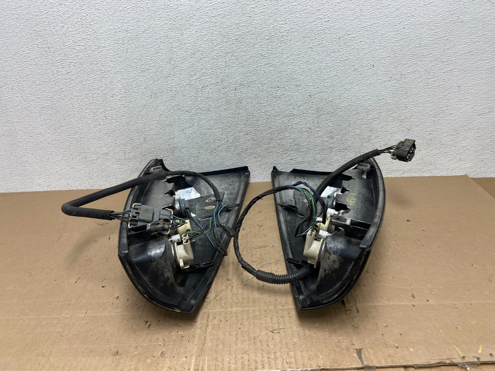 2002 to 2006 Chevrolet Avalanche Left+Right Set Tail Lights ae6488 DG7