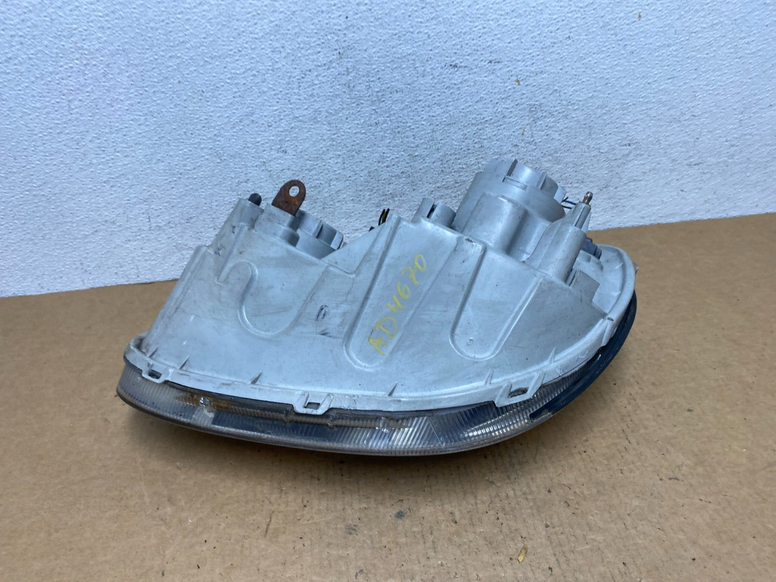 2002-2005 Hyundai Sonata Right Passenger Headlight Halogen AD4670 DW6