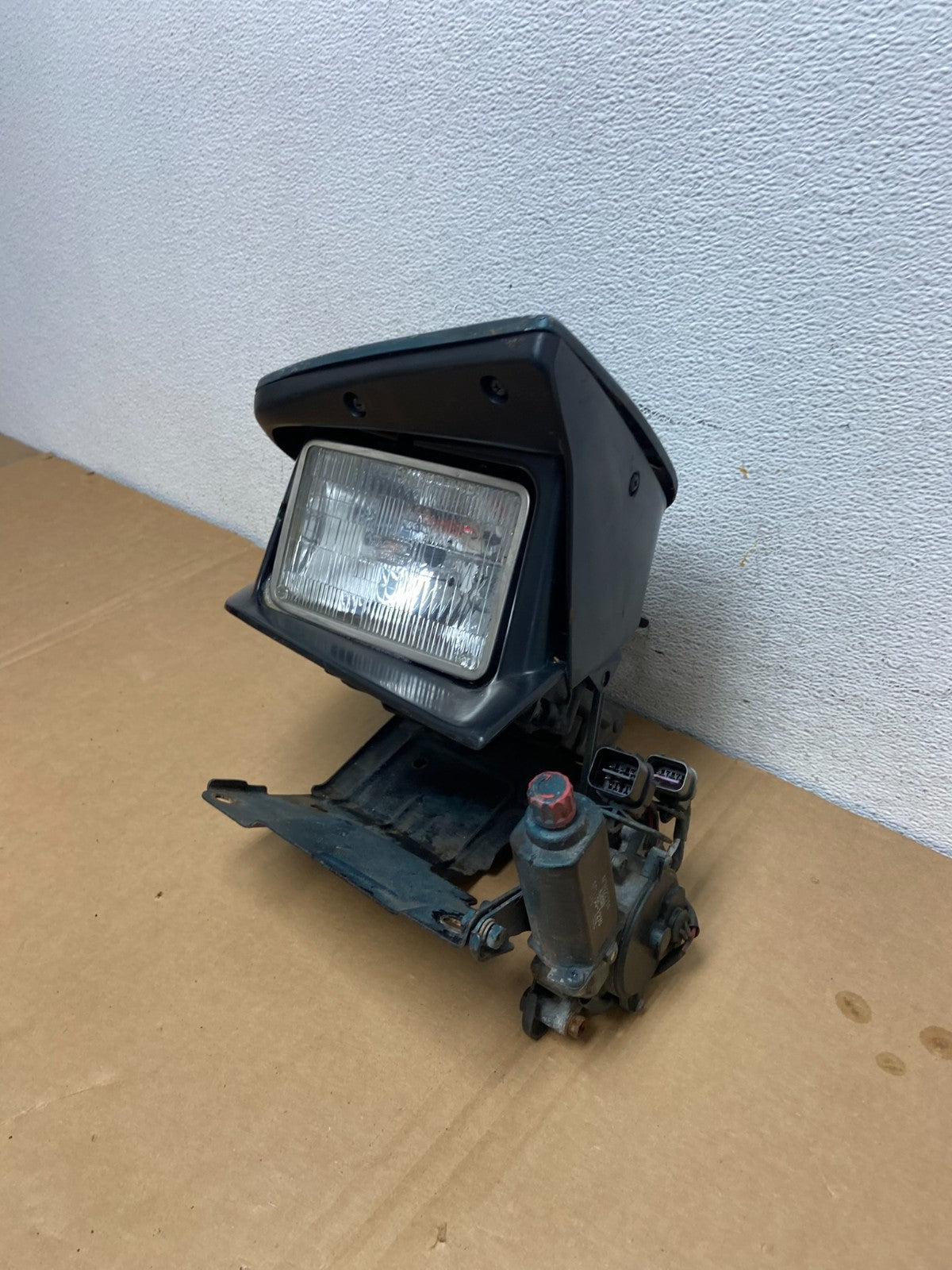 1991 to 1993 Mitsubishi 3000GT Right Passenger Headlight W Motor AD2551 DW1