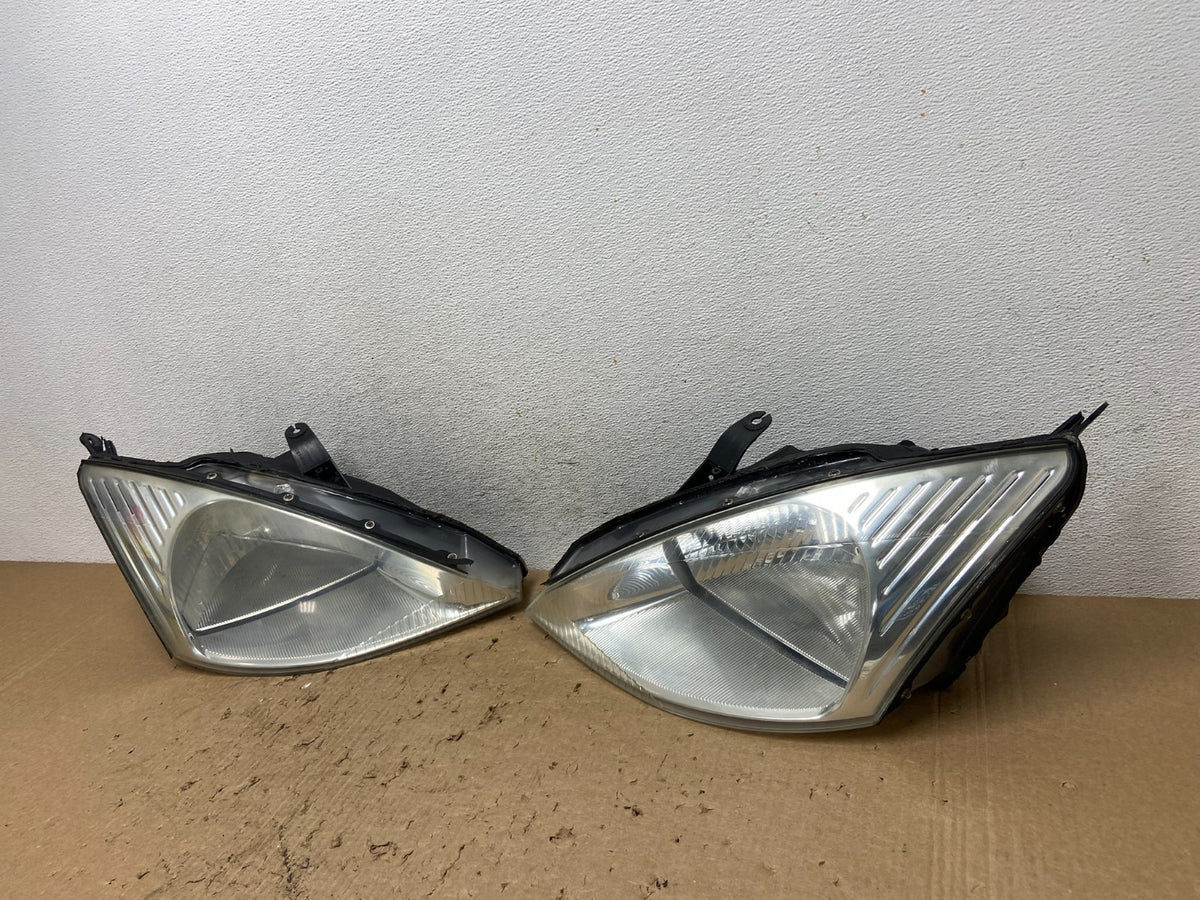 2000 to 2002 Ford Focus Left+Right Set Halogen Headlights AF8333 DW1