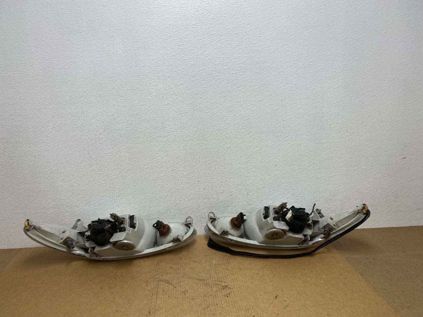 1998 to 2003 Ford Escort Left+Right Set Halogen Headlight AC1837 DW5