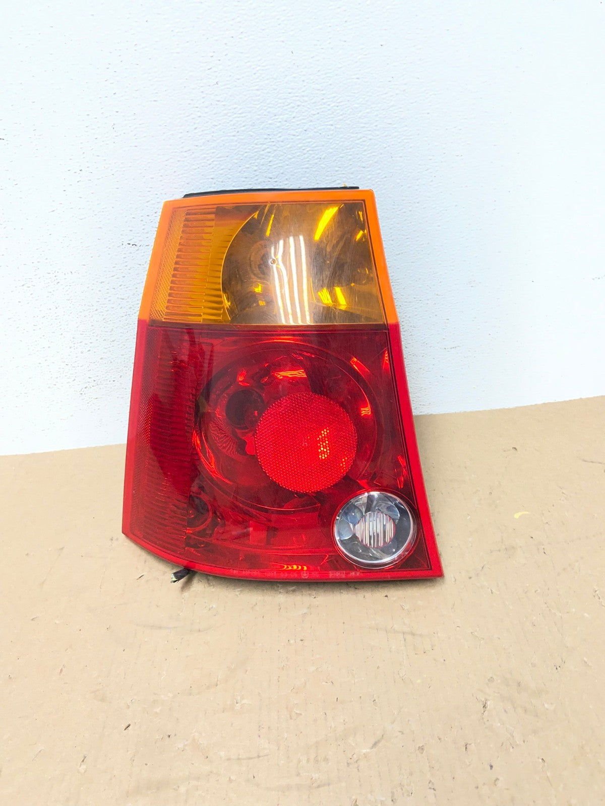 2004 2005 2006 Chrysler Pacifica Left Driver LH Tail Light AD7781 LK0