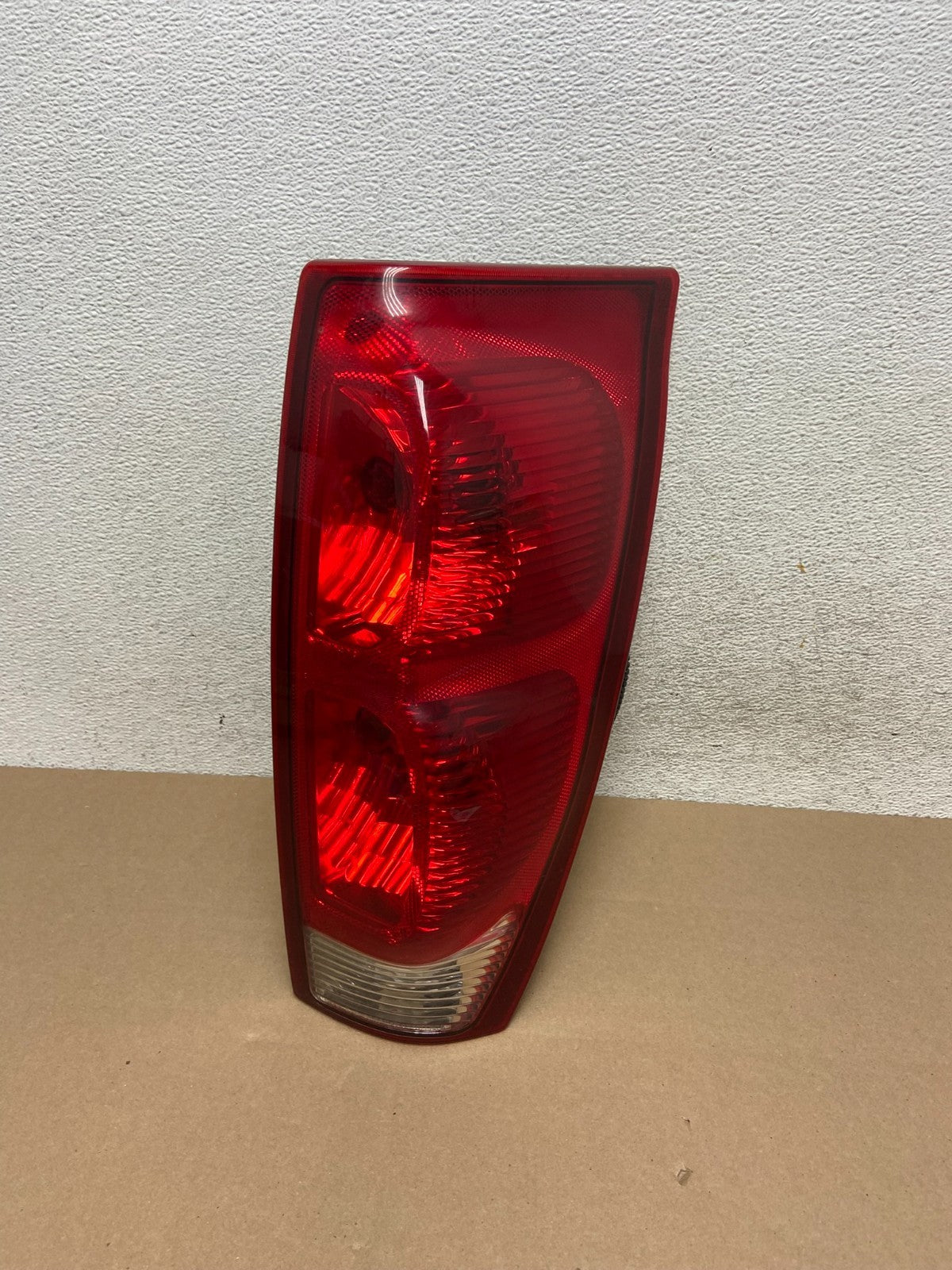2002 - 2006 Chevrolet Avalanche Right Passenger Rh Side Tail Light AG5704 DW0