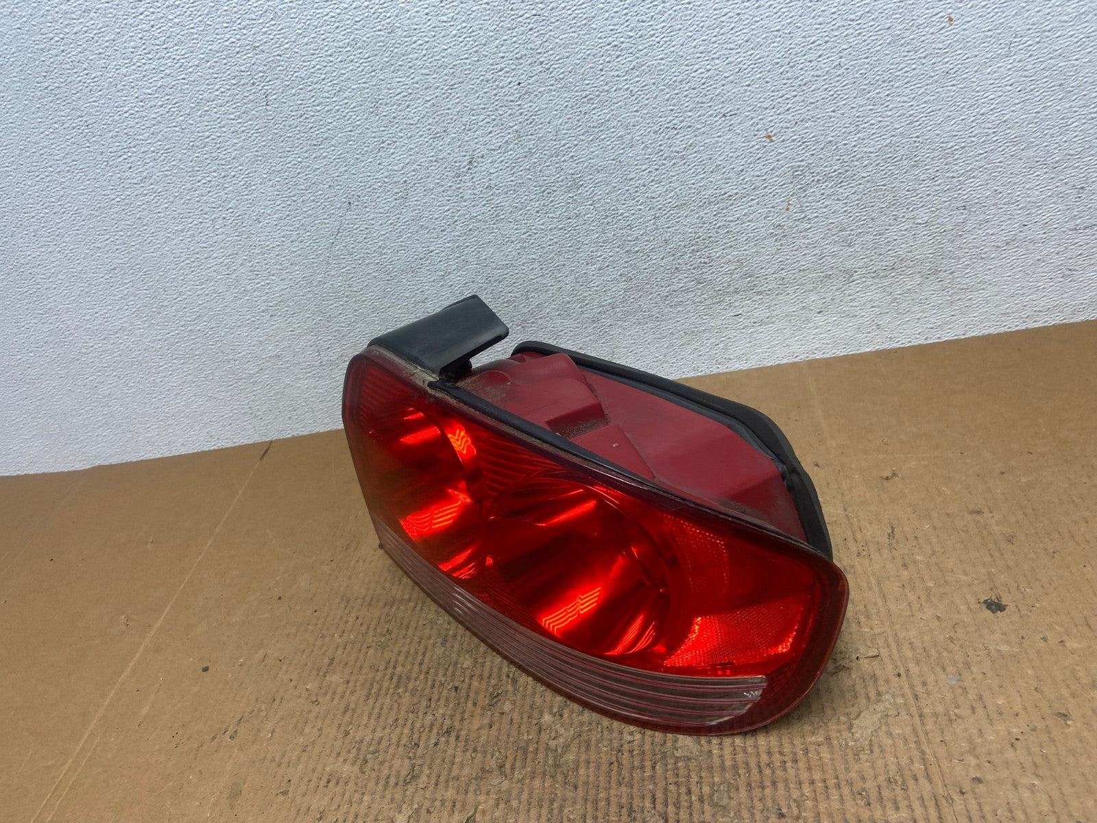 2002 - 2005 Hyundai Sonata Right Passenger RH Side Tail Light AE2802 LK1