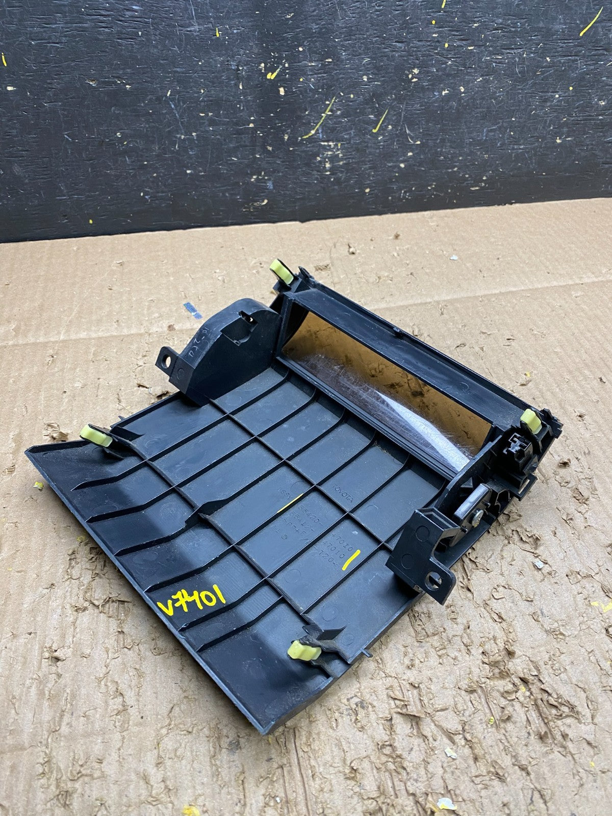 2004 to 2009 Toyota Prius Center Console Storage Trim Bezel v7401 DG6