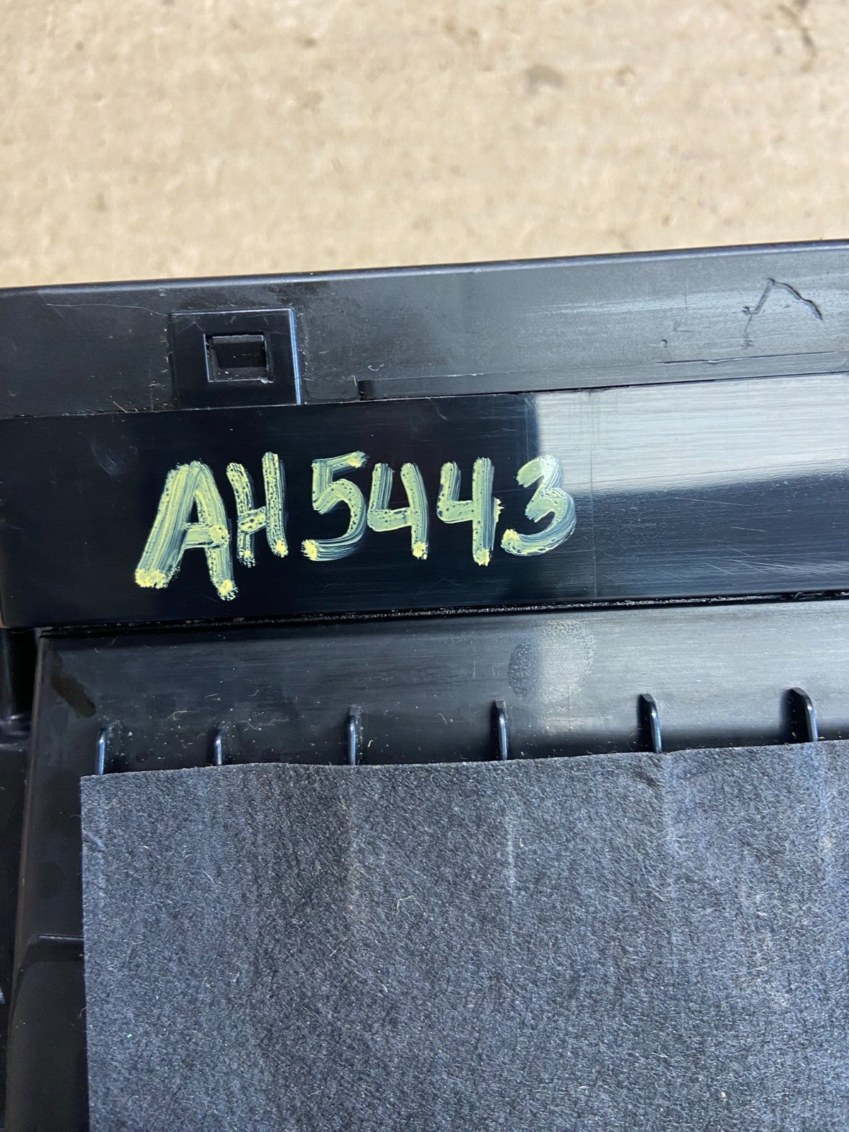 2011 to 2013 Kia Sorento Center Radio Climate Control Clock Trim AH5443 DG5