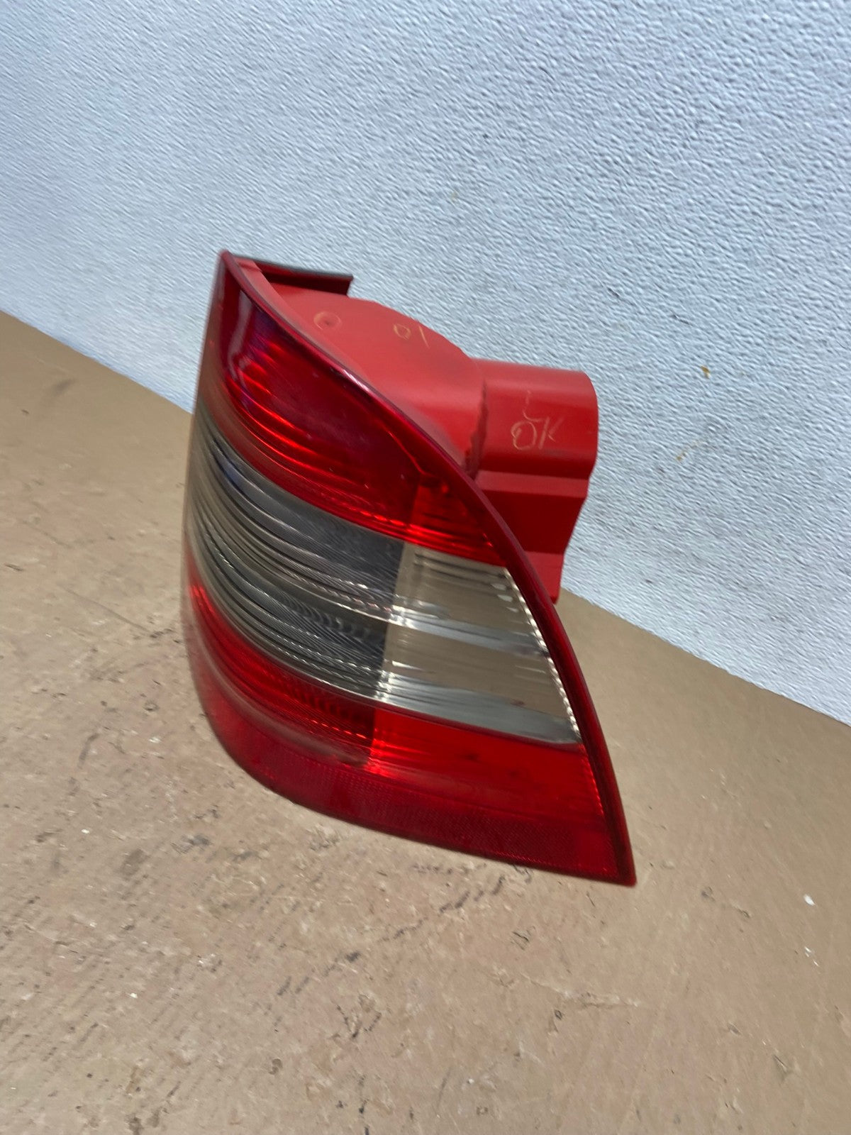 2002-2005 Mercedes ML 350 Ml-Class Right Passenger Rh Side Tail Light AD8189 LK1