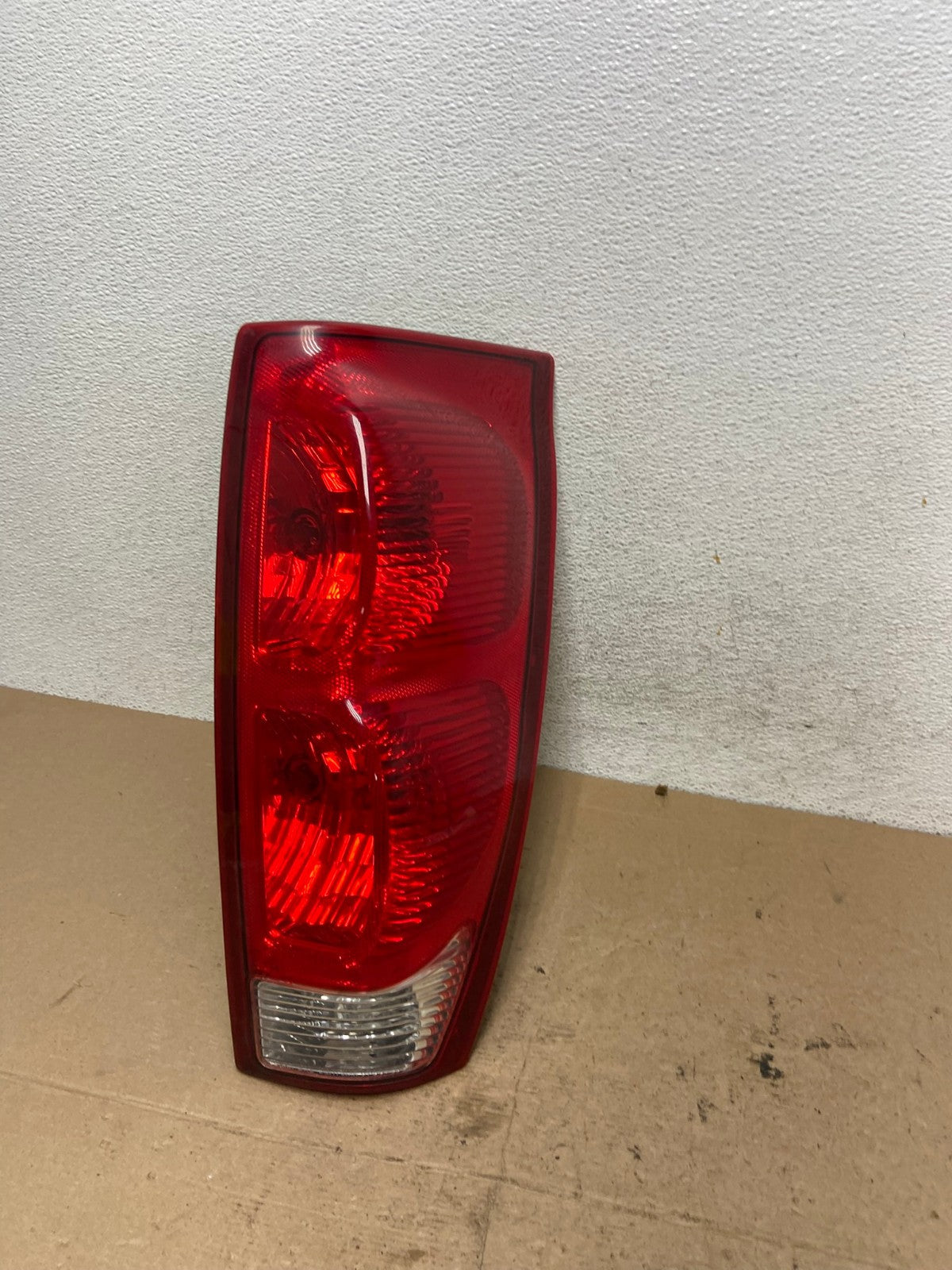 2002 - 2006 Chevrolet Avalanche Right Passenger Rh Side Tail Light AF4950 LK0