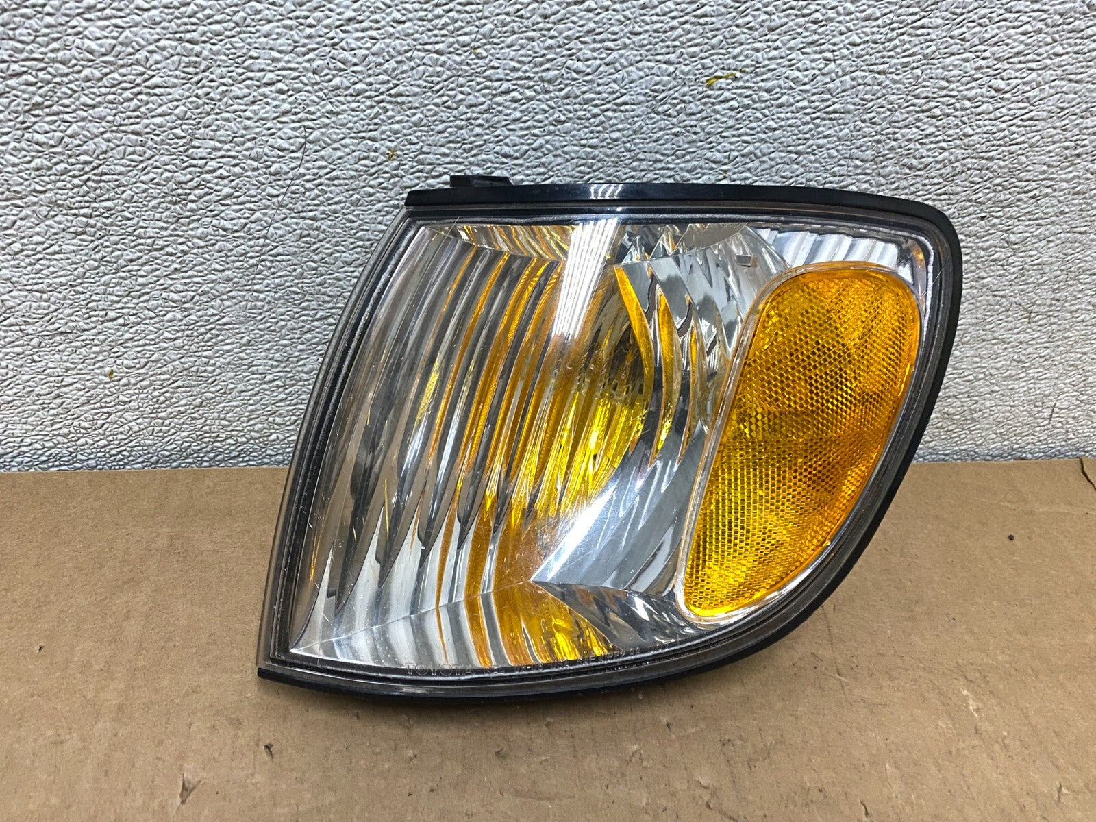 2001 to 2003 Toyota Sienna Left Driver LH Turn Signal G9042 PS0