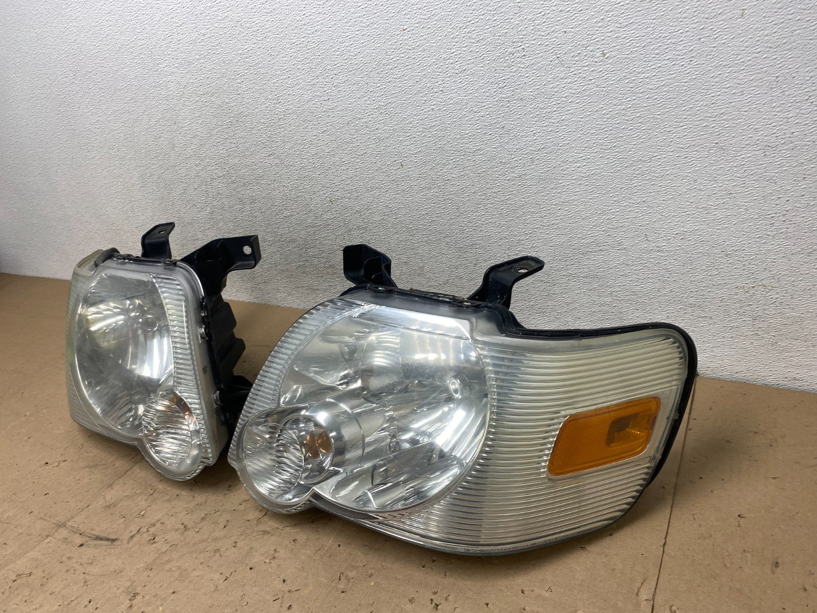2006 2007 2008 2009 2010 Ford Explorer Left+Right Set Headlights AG5384 DW2