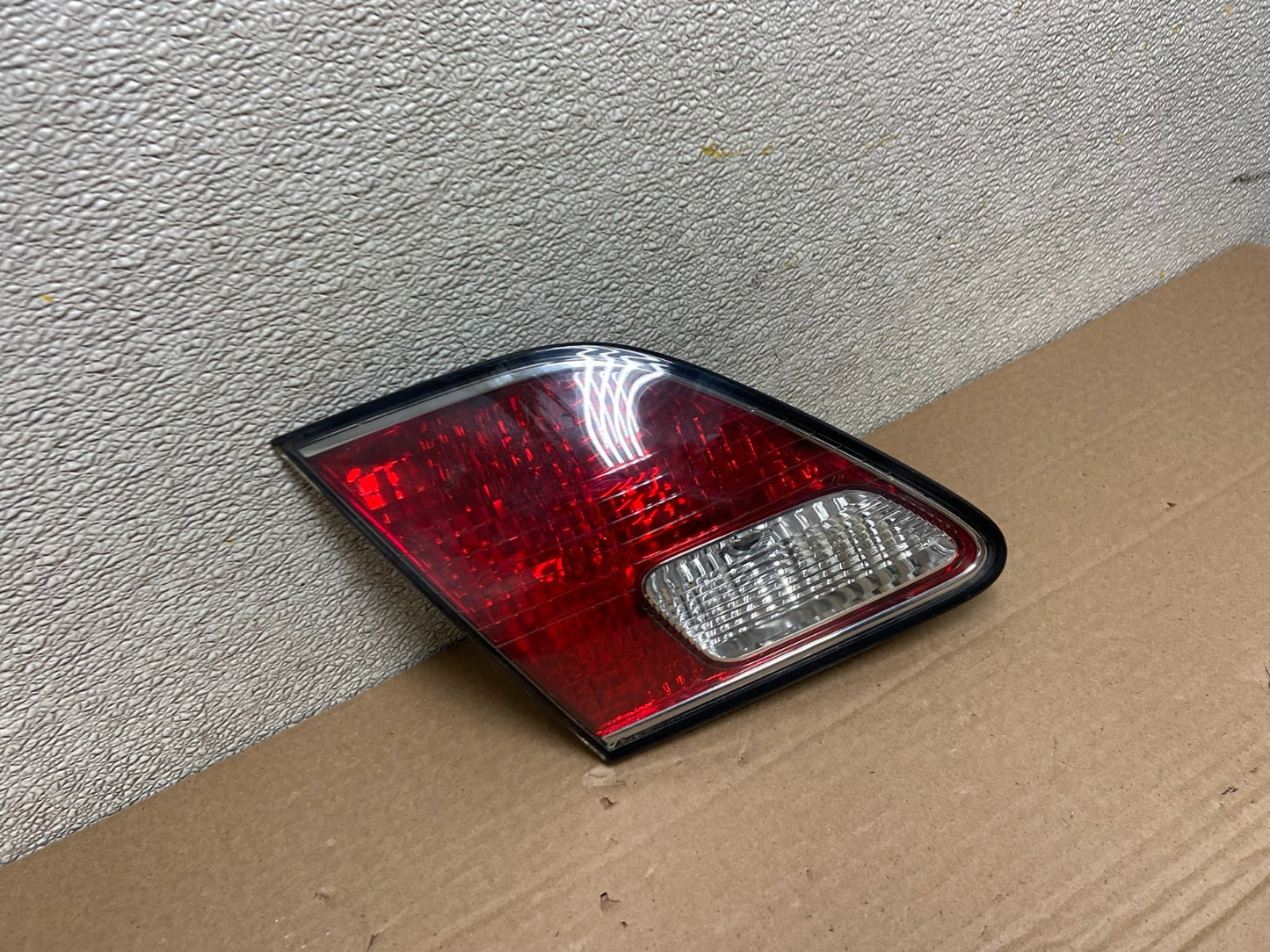 2002 2003 2004 Lexus ES300 ES330 Left Driver Lh Inner Tail Light Oem AB0996 LK2