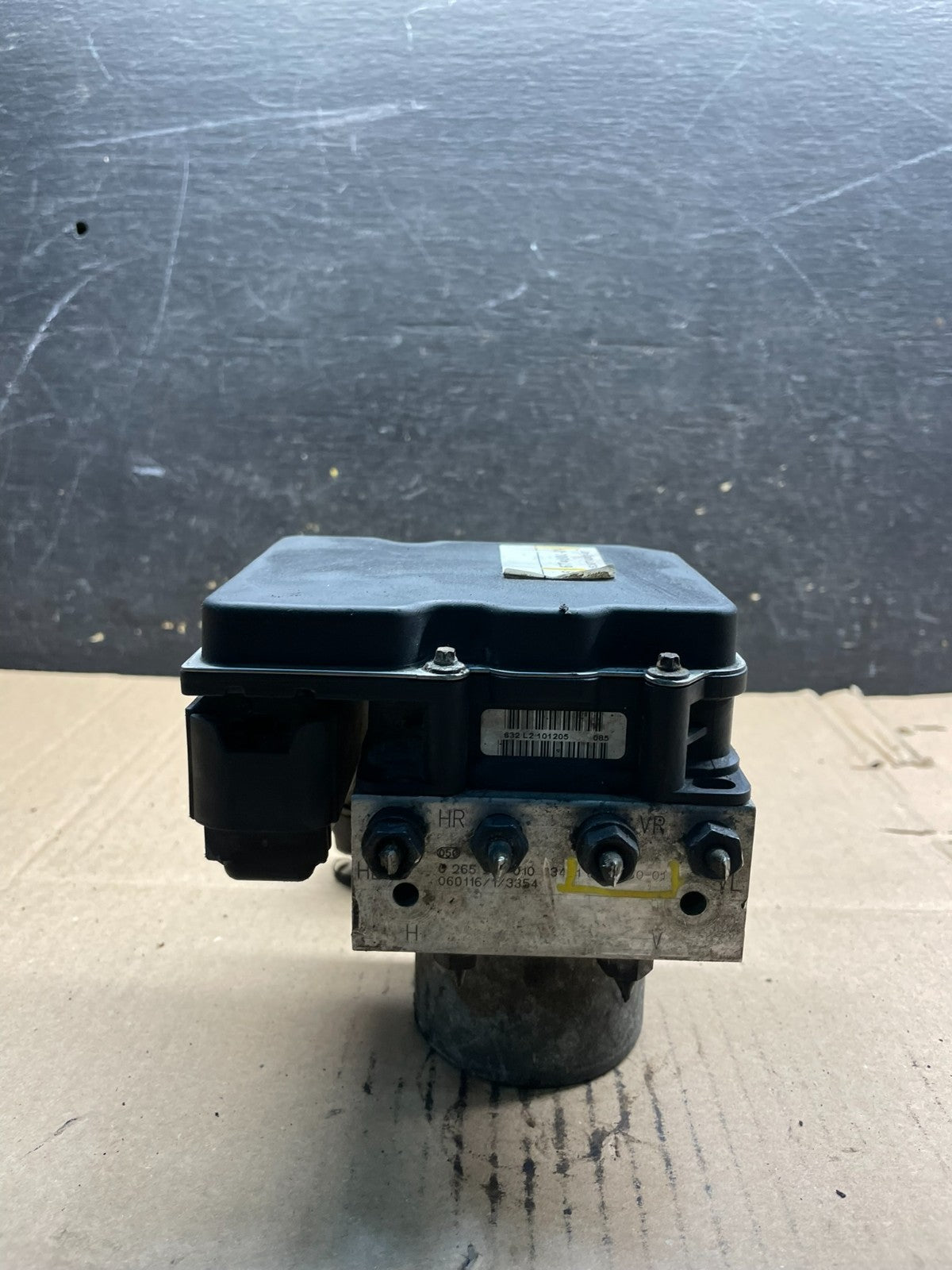 2004 to 2007 BMW 525i ABS Anti-Lock Brake Pump 6774000-01 V1978 DG0
