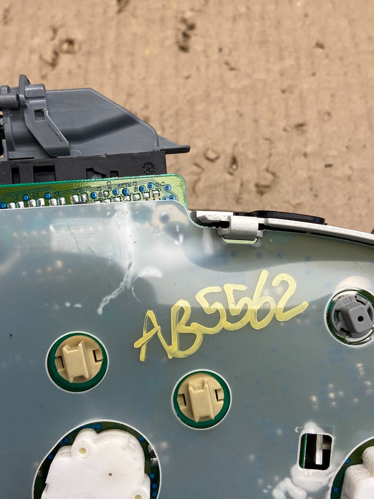 2005 to 2006 Mazda Tribute Speedometer Cluster ab5562 DG6