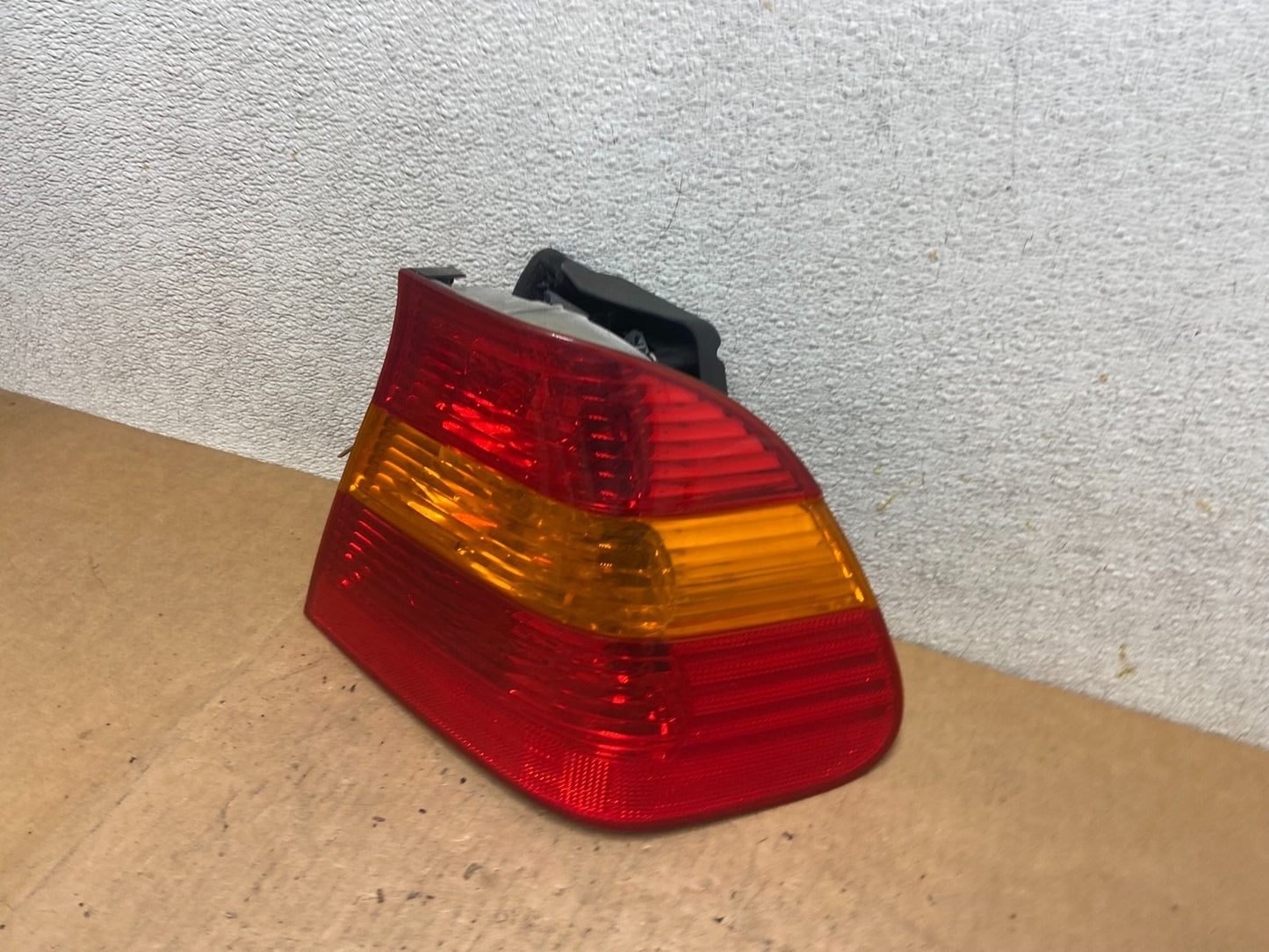 2002 - 2005 BMW 3 E46 Series Right Passenger RH Tail Light Oem R4852 DW1