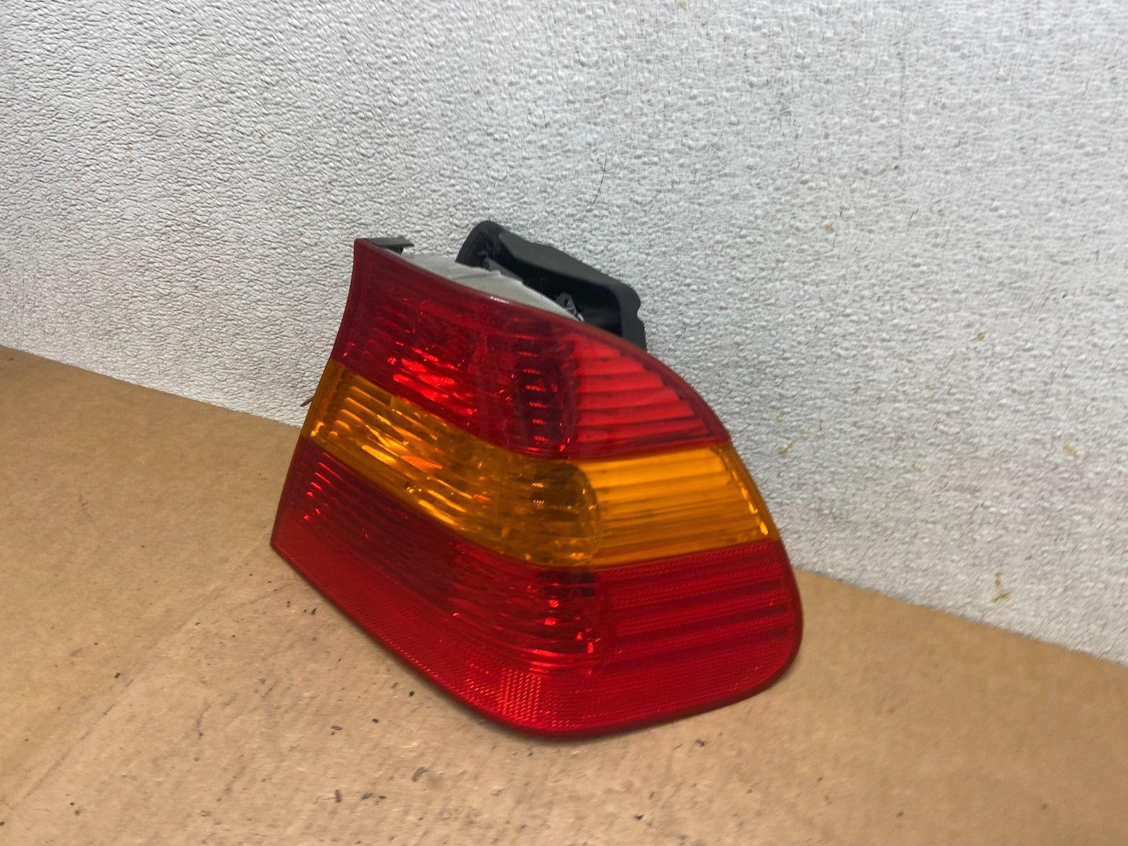 2002 - 2005 BMW 3 E46 Series Right Passenger RH Tail Light Oem R4852 DW1