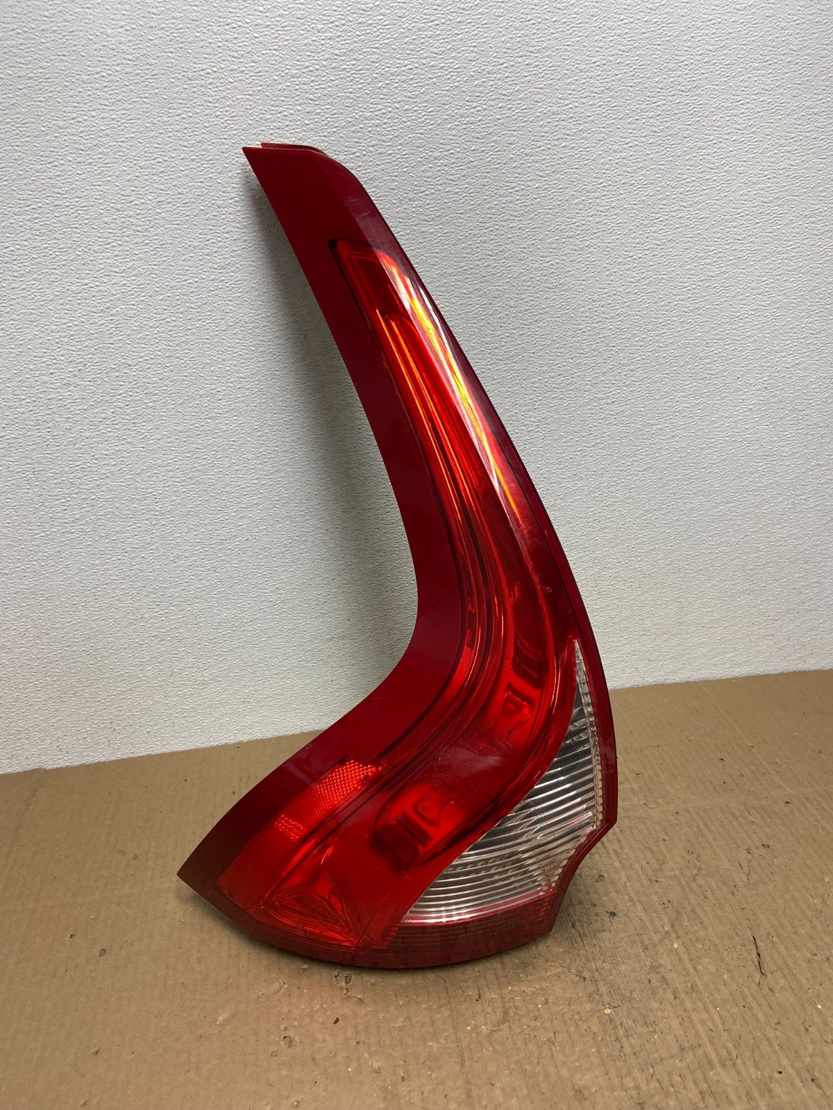 2009 to 2011 Volvo XC60 Left Driver LH Side Tail Light Oem AB8479 DW2