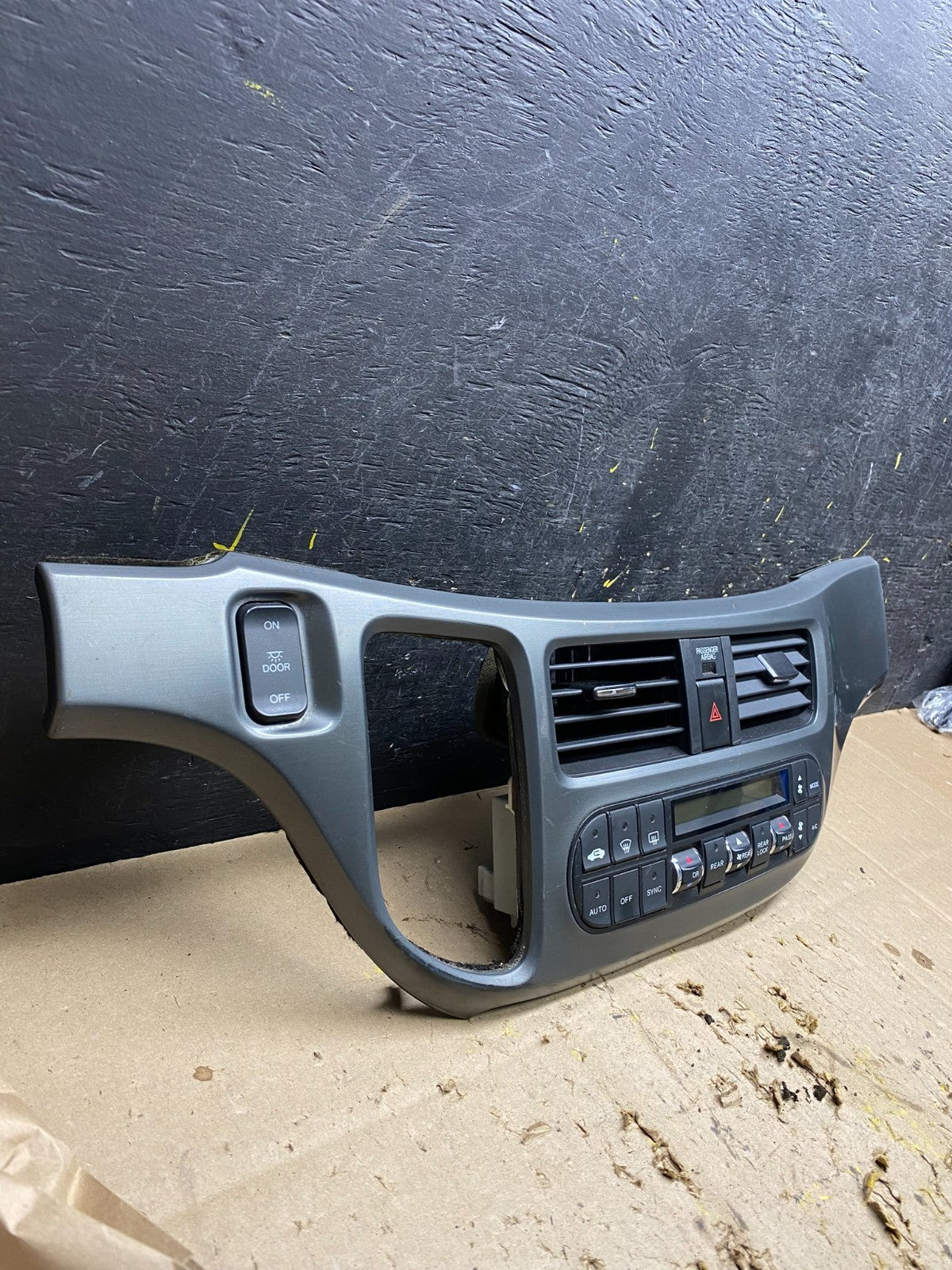 2005 to 2010 Honda Odyssey Radio Climate Control Dash Trim Bezel U5794 DG3