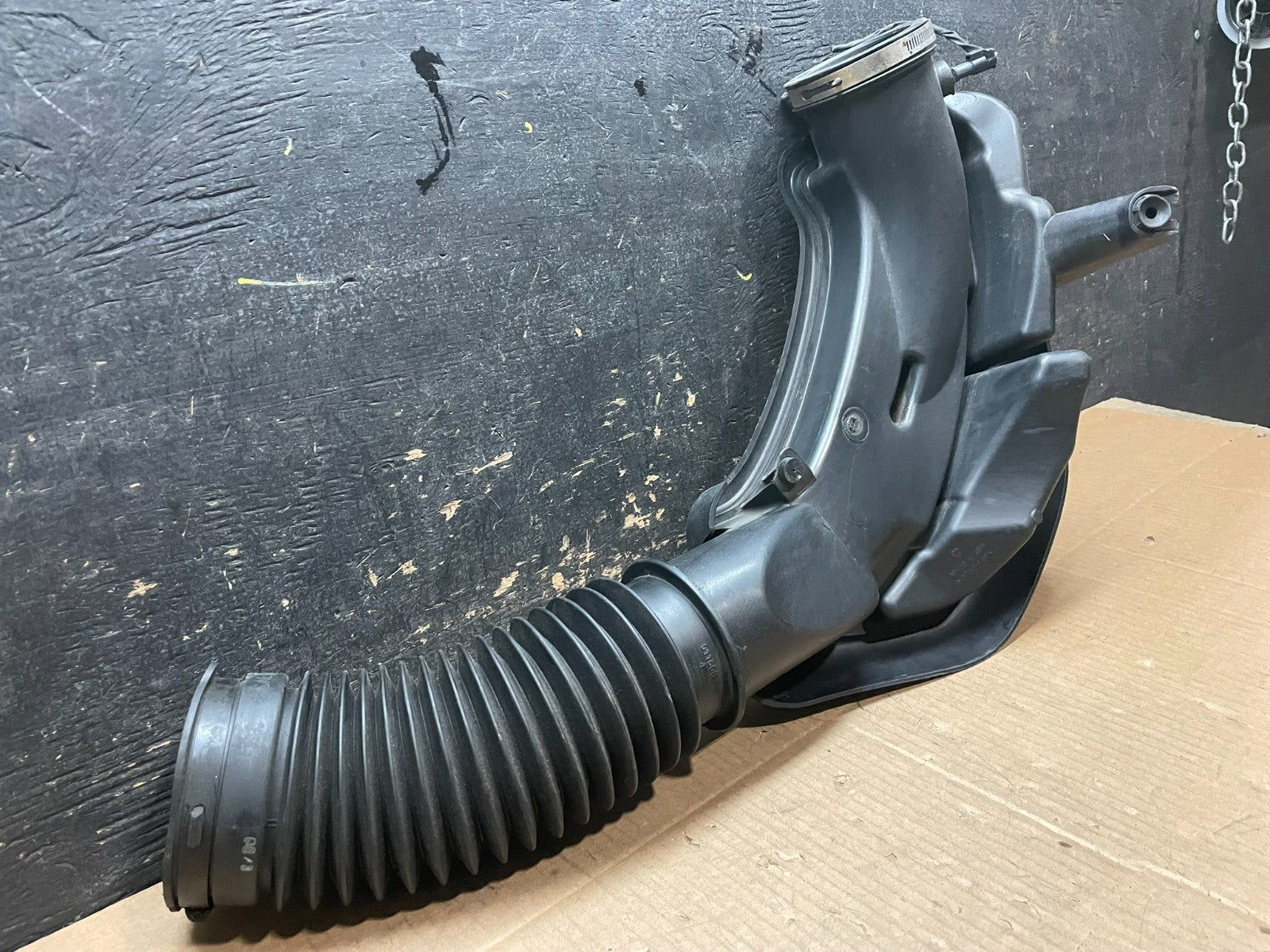 2011 to 2018 Chrysler 300 3.6L Air Intake Duct Tube Cleaner OEM y1744 DG6