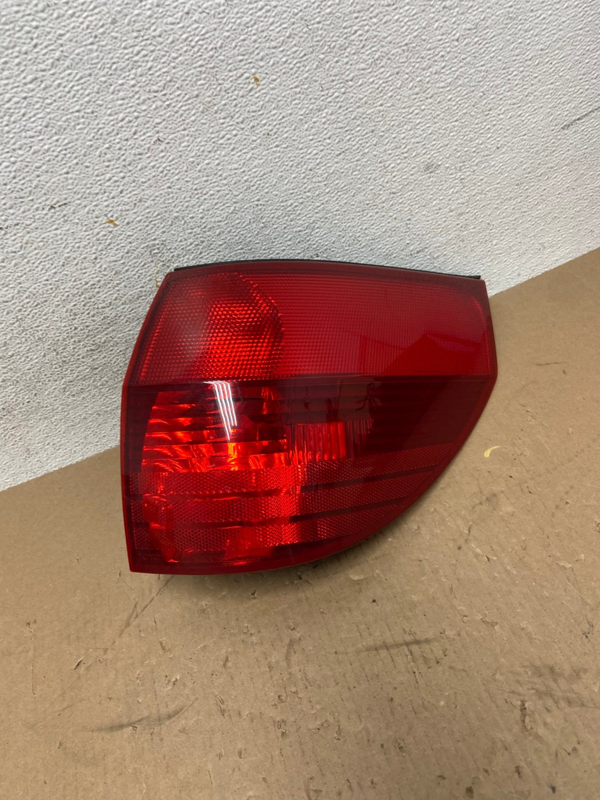 2004-2005 Toyota Sienna Right Passenger Rh Side Tail Light AD7728 LK0