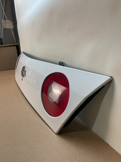 2000-2004 Chevrolet Impala Rear Trunk Center Finish Panel Tail Light AJ0996 DG1