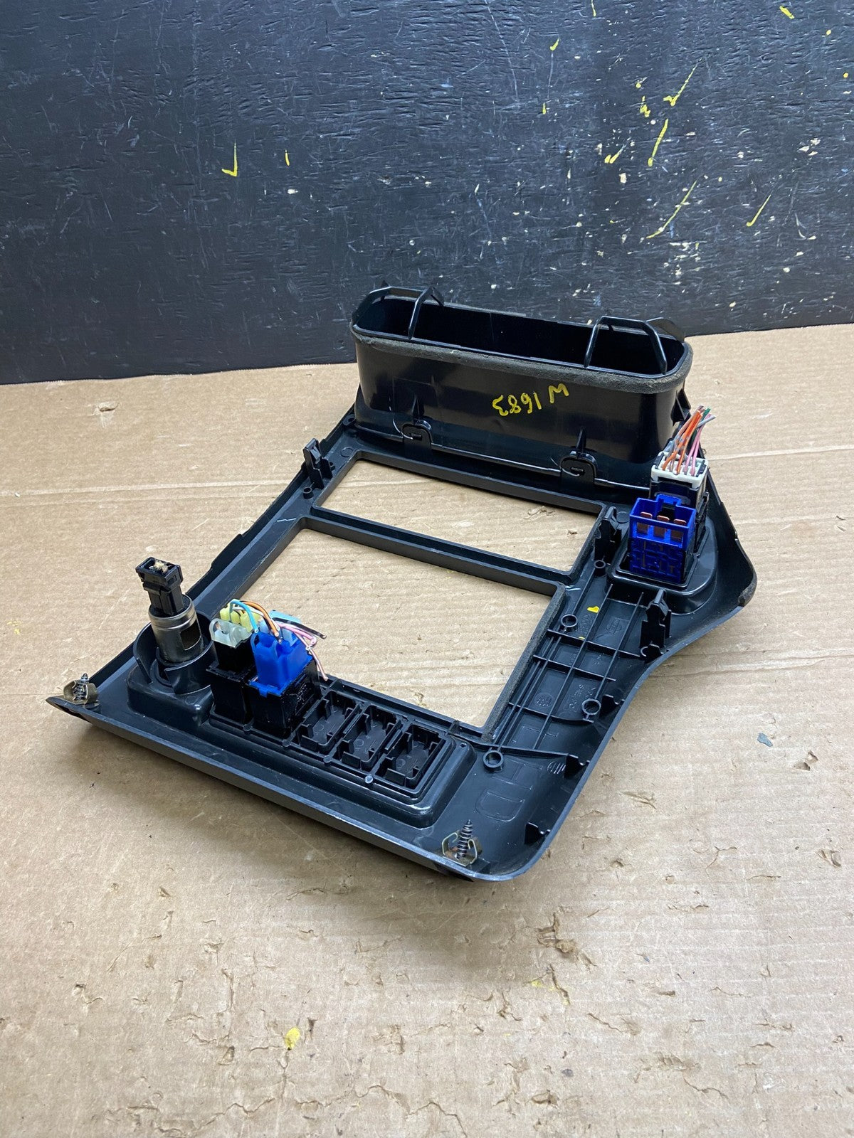 1997 - 2000 INFINITI QX4 Center Console Climate Radio Trim Bezel W1683 DG4