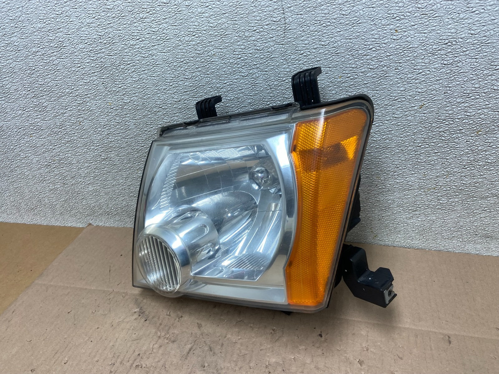 2005 - 2015 Nissan Xterra Driver Left LH Side Headlight Z4070 DW1