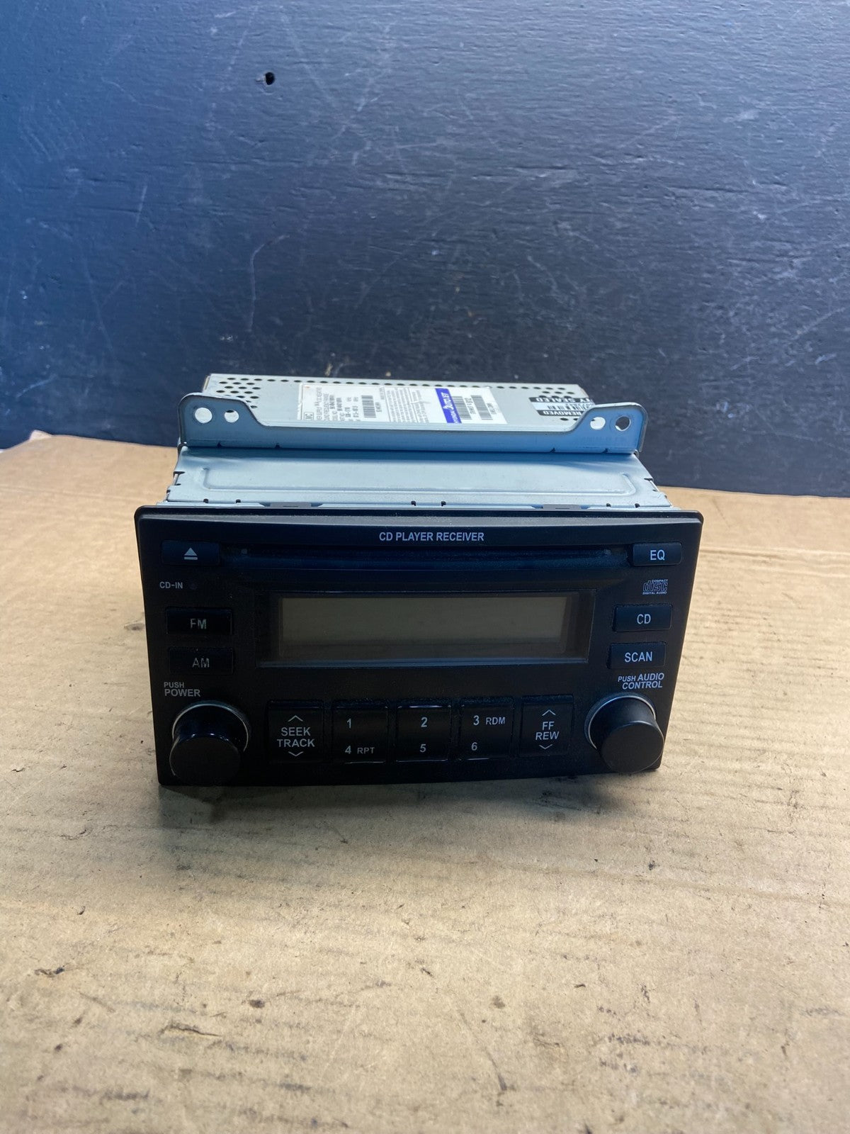 2006 - 2008 Kia Sedona Entourage Radio Stereo Receiver AM FM CD Player AE2520 DG0