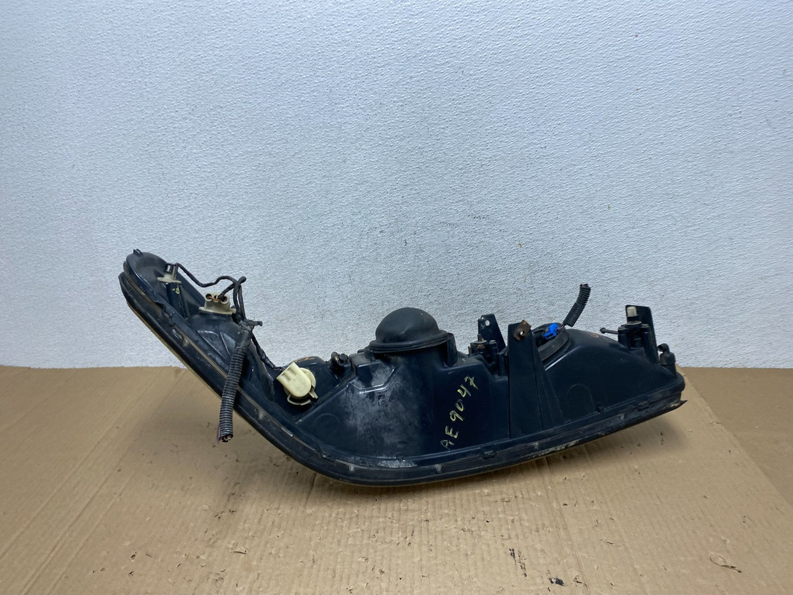 1998 to 2004 Cadillac Seville Left Driver LH Side Headlight AE9047 DW8
