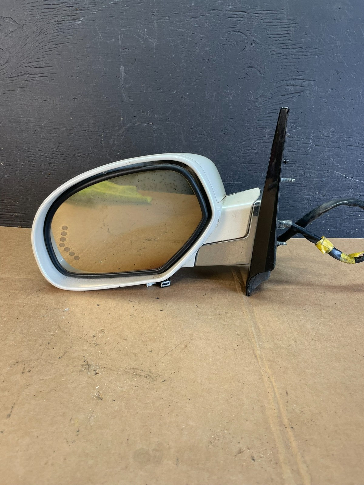 2007 - 2014 Cadillac Escalade Left Driver Door Mirror Turn Signal AE0980 DW8