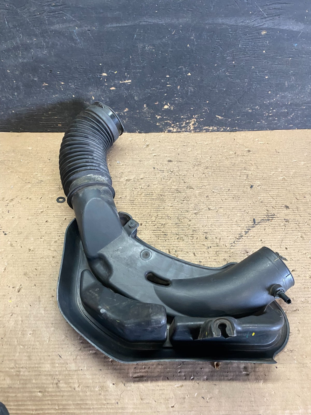 2011 to 2018 Chrysler 300 3.6L Air Intake Duct Tube Cleaner S3533 DG5