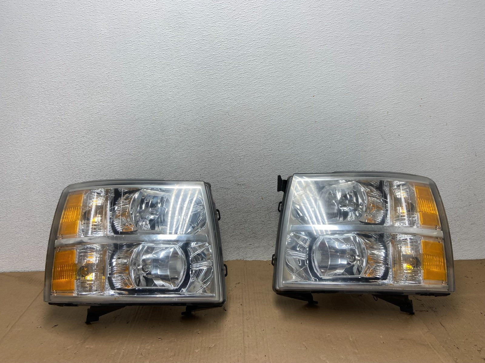 2007 to 2014 Chevrolet Silverado Left+Right Side Headlights AE9136 DW0