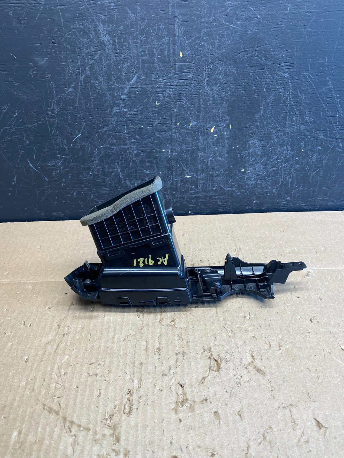 2006 - 2012 Kia Sedona Entourage Left Driver Center Air Vent ad9121 DG3