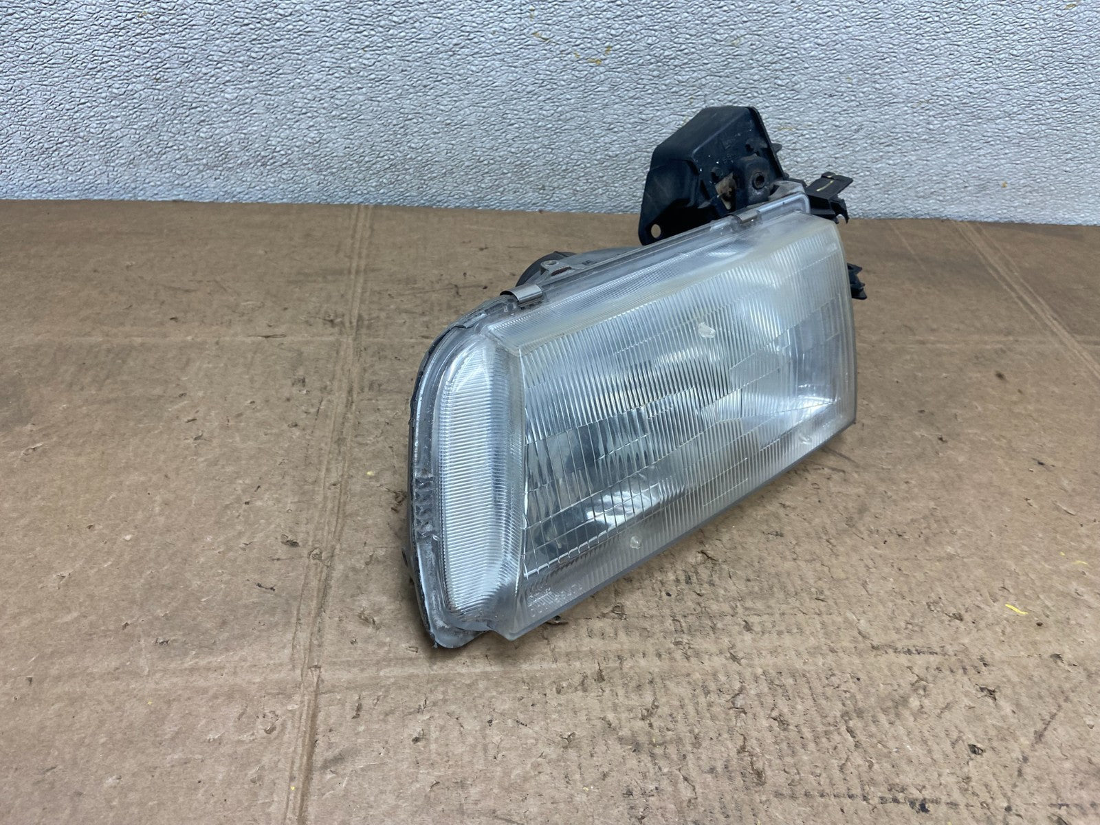 1996 to 1998 Mazda MPV Left Driver LH Headlight OEM Y6895 DW2
