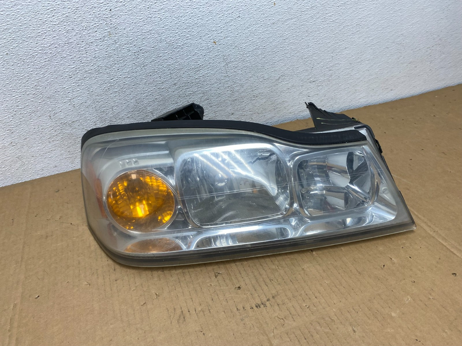 2006 to 2007 Saturn Vue Headlight Right Passenger Side Halogen AD0803 DW0