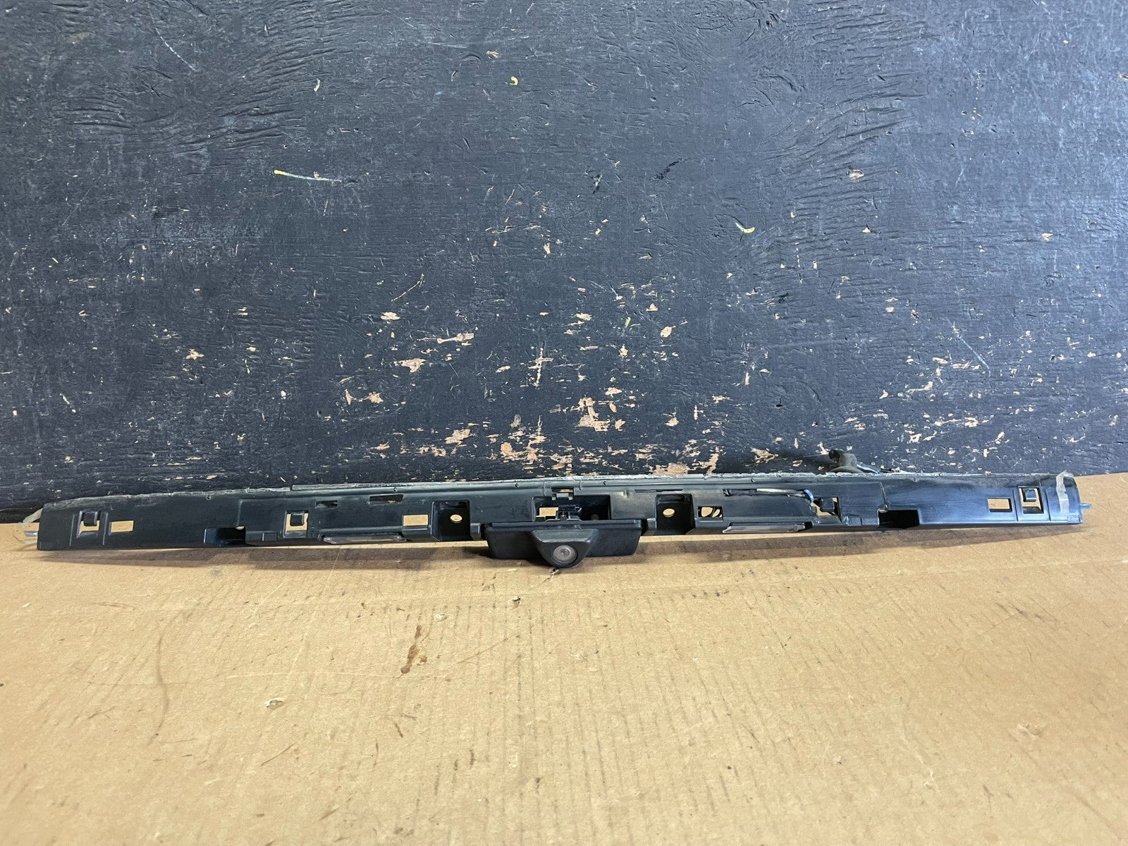 2011 to 2014 Ford Explorer Rear Tailgate Gate Trim Bracket With Camera z8257 DG0