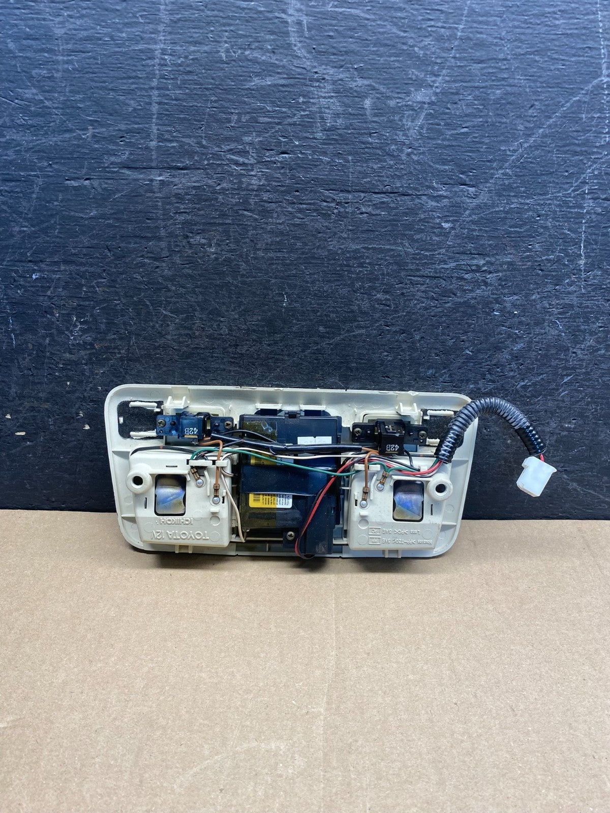 2002 to 2010 Lexus SC430 Overhead Console Dome Lamp Light AG40111