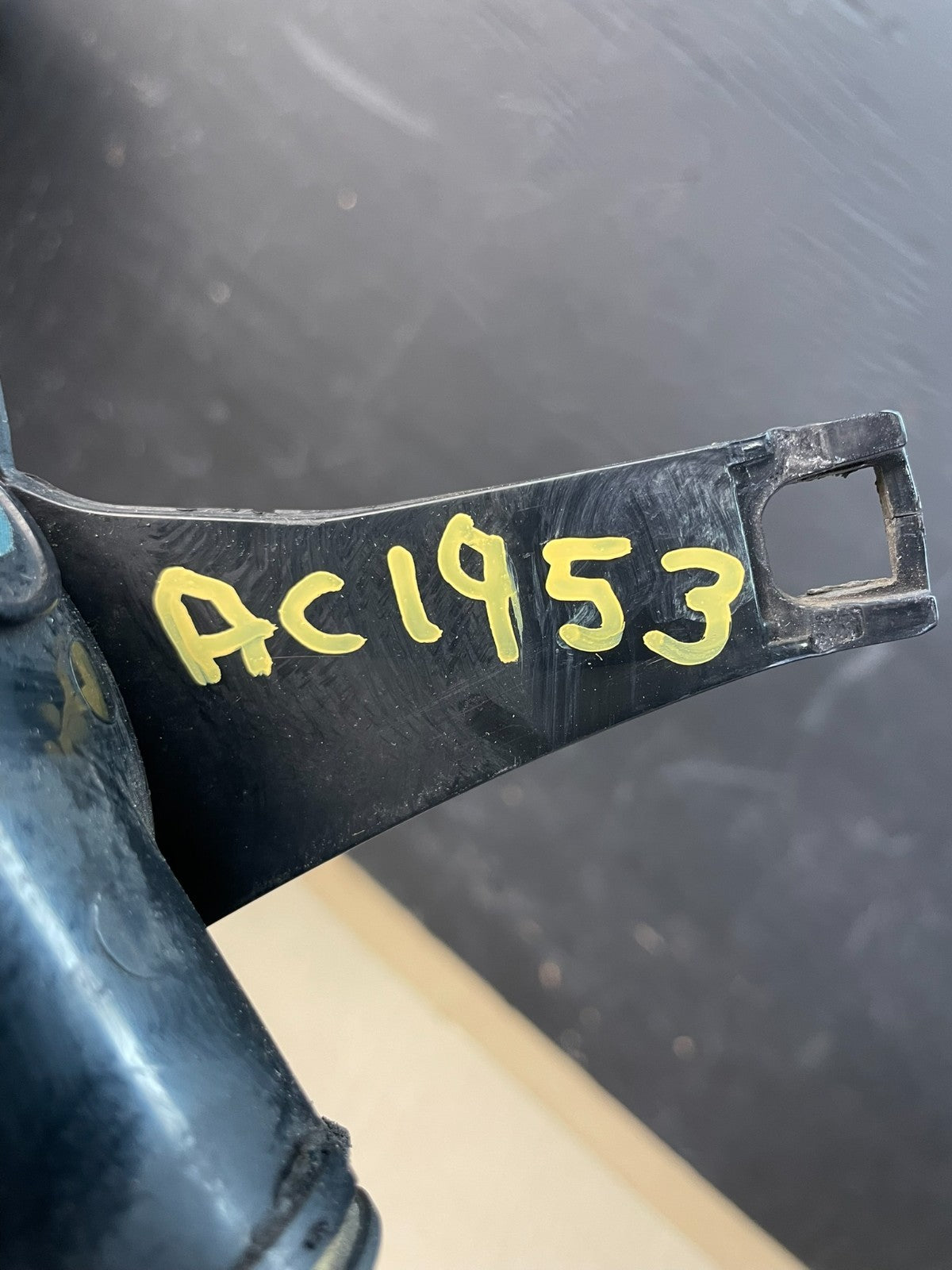 2000 to 2004 Ford Focus Front Upper Grille Grill With Emblem Oem AC1953 DG4