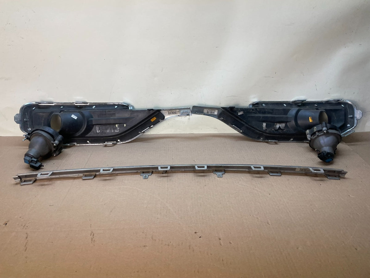 2017 to 2019 GMC Acadia Right+Left Fog Light Bezel Trim AI8651 DG3