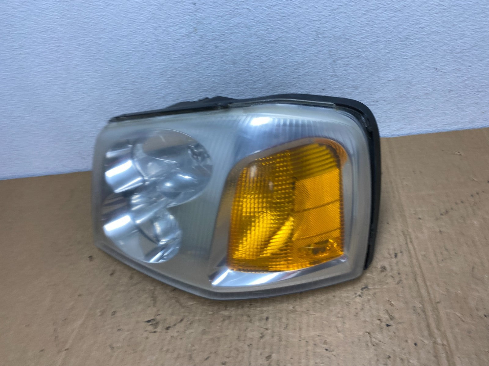 2002 to 2009 Gmc Envoy Left Driver Lh Side Headlight Halogen AC8167 DW1